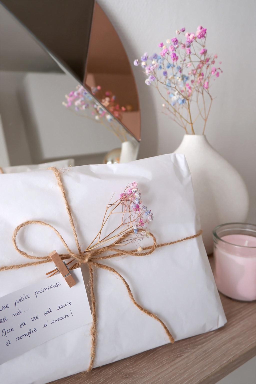 Gift wrapping with dried flowers