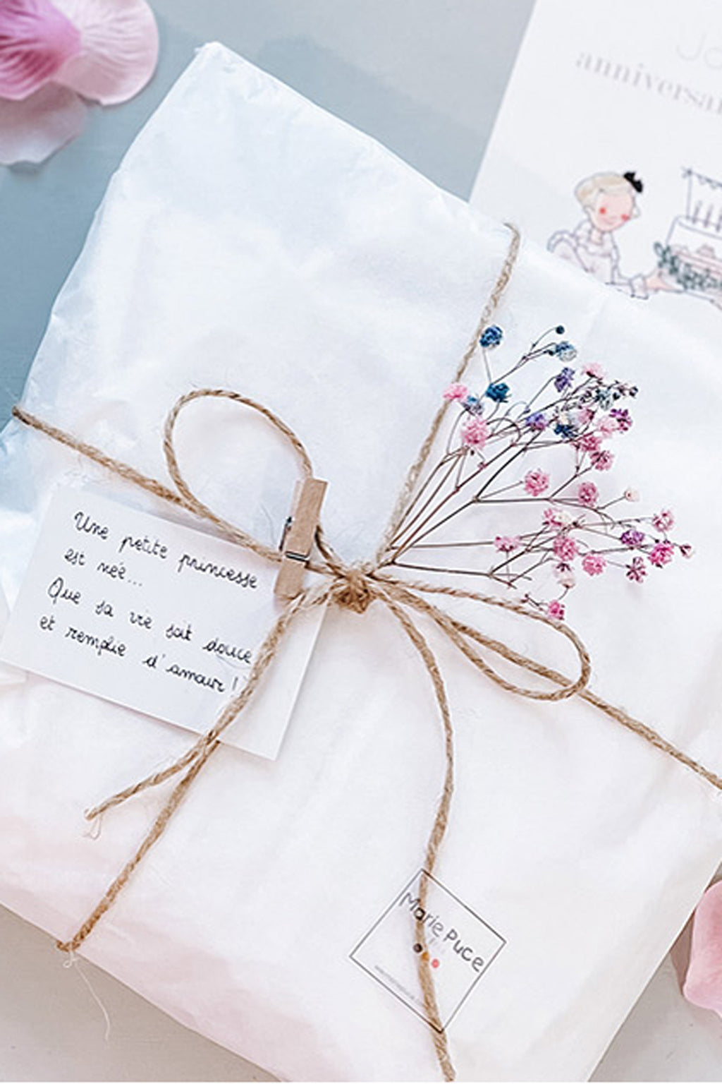 Gift wrapping with dried flowers