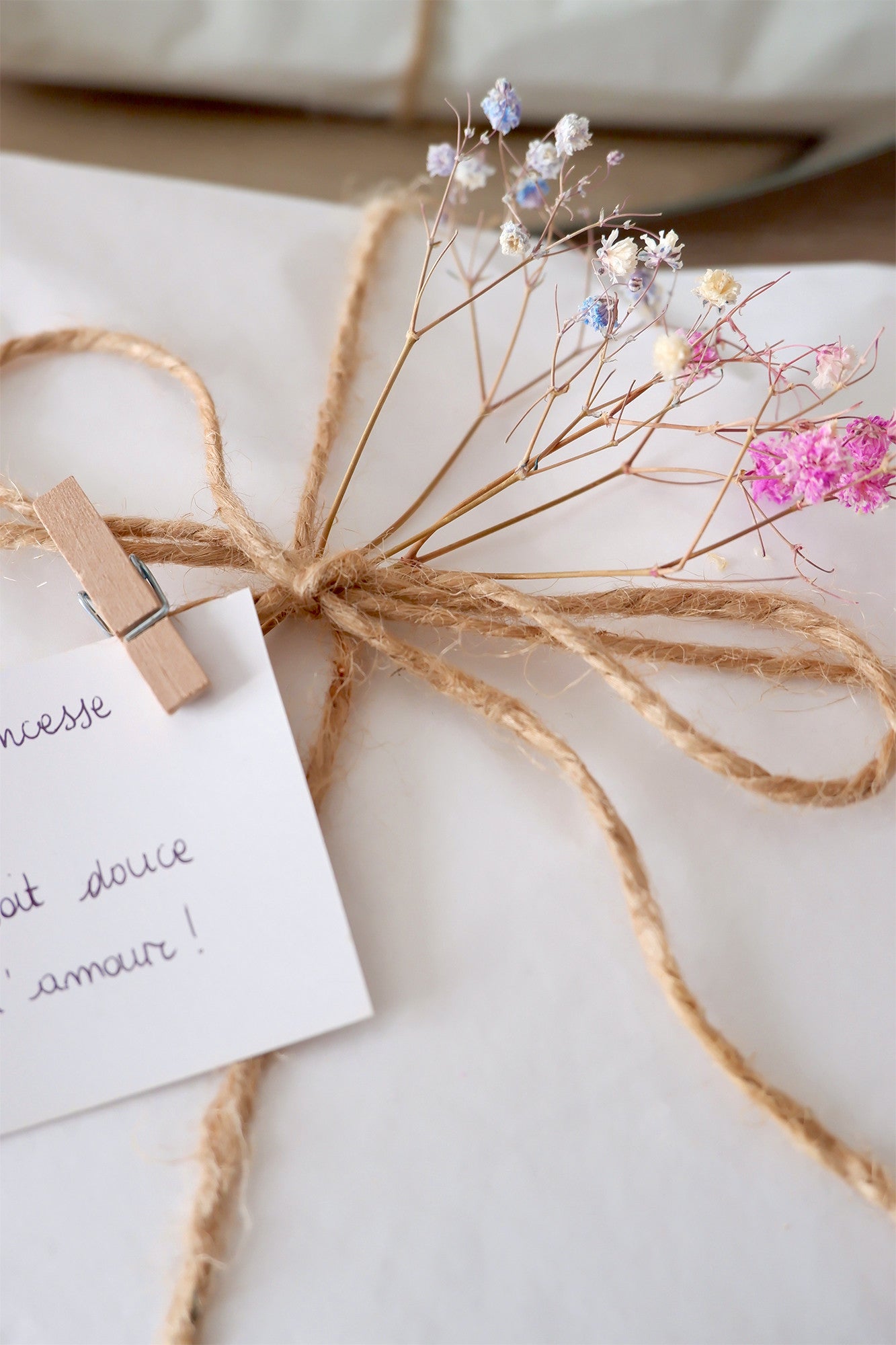 Gift wrapping with dried flowers